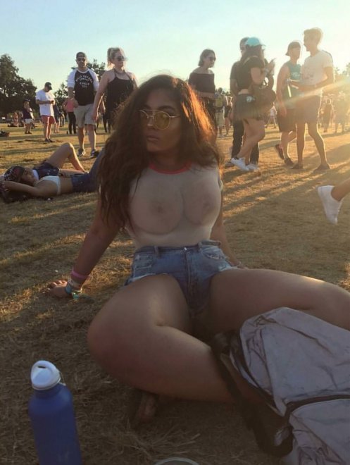 Thicc girl at a festival