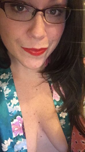 foto amateur Red lipstick and tits is always a good time. 32F