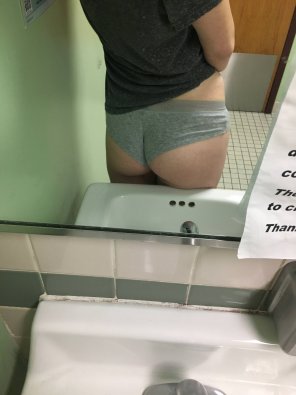 amateur pic Original ContentGetting really bored at work so took a pic in the bathroom for you all, pms welcome, i need entertainment