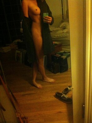 foto amatoriale Brie-Larson-in-bathrobe-showing-tit-in-mirror-optimized
