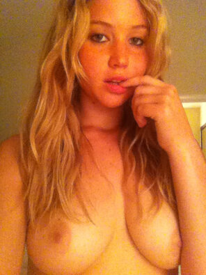 amateur photo Jennifer-Lawrence-naugty-with-tits-optimized