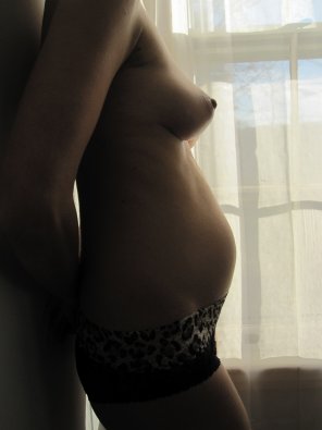 foto amadora Czech wife at the window :) What do you think? What would you do?