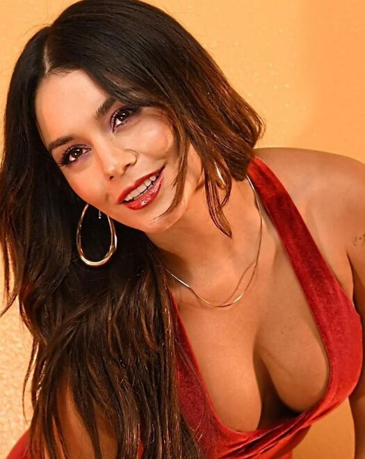 DJs Sexy Celebs - Vanessa Hudgens Major Down Blouse ðŸ’•ðŸ‘€ Porn Pic - EPORNER
