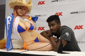 foto amatoriale Kaho Shibuya & some lucky ass guy at anime expo