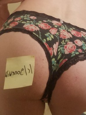 foto amatoriale Myself in a floral thong while I was bored at work today