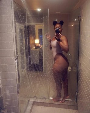 amateur-Foto Mirror Selfie Barechested Shower 
