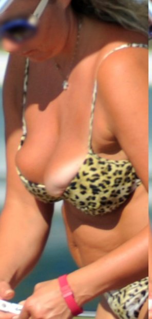 amateur-Foto Bursting out of her bikini