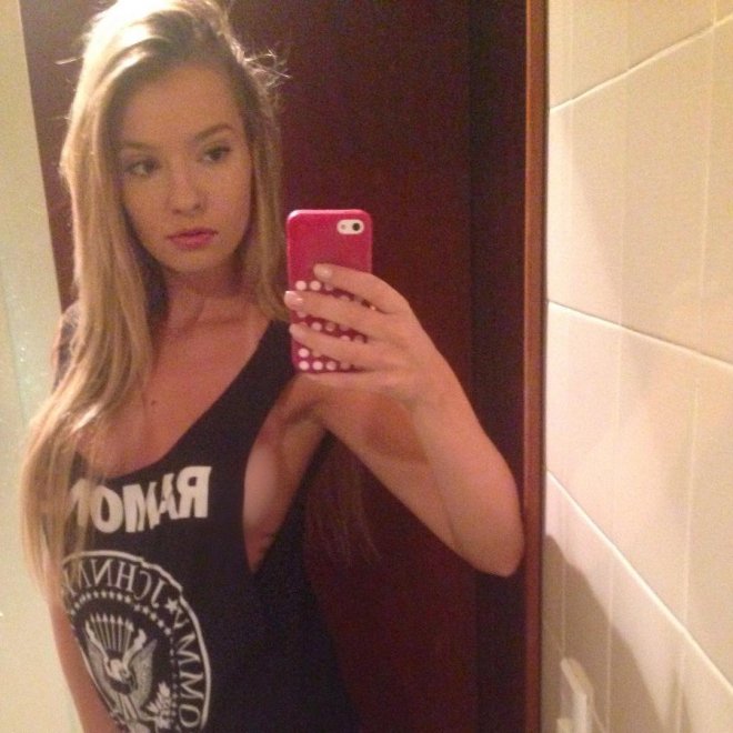 Blond Selfie Beauty Mirror Arm