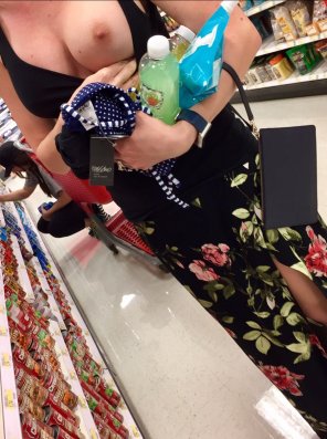 foto amadora Flashing a boob while shopping