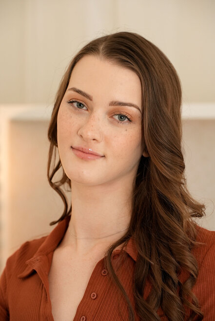 1-hustler-olivia-madison---my-neighbors-bush-4-100323_002