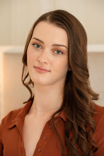 2-hustler-olivia-madison---my-neighbors-bush-4-100323_003