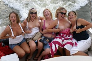 zdjęcie amatorskie Having fun out on the boat