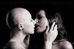 foto amadora A Bald Lover's Kiss