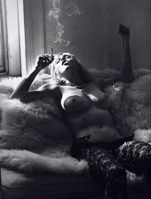 Madonna-fume-seins-nus-dans-la-fourrure