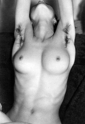 photo amateur Madonna-nue-aisselles-poilues-seins-nus