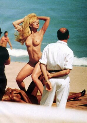 amateur pic Madonna-nue-à-la-plage-722x1024