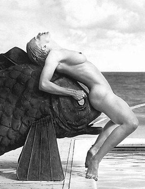 zdjęcie amatorskie Madonna-nue-au-bord-dune-piscine