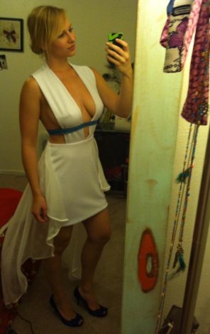 foto amateur Trying on a new dress