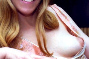 foto amateur MILF braless in low cut gown