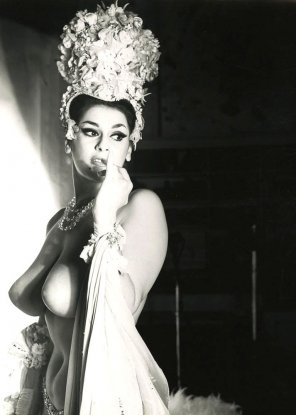 foto amadora Old School, Peter Basch 1950s Latin Quarter Showgirl.
