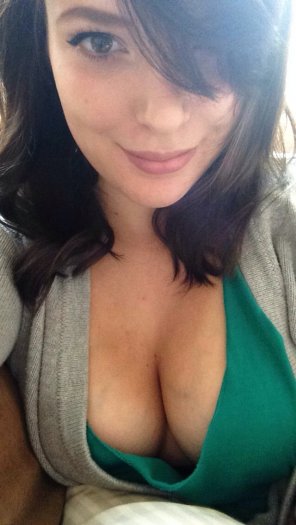 foto amateur Cleavage with a smile