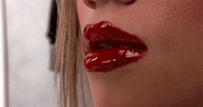 foto amadora Bright red lips
