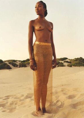 amateurfoto Naomi-Campbell-Tempts-Us-With-Her-Perky-Ebony-Tits-CelebMasta (1)