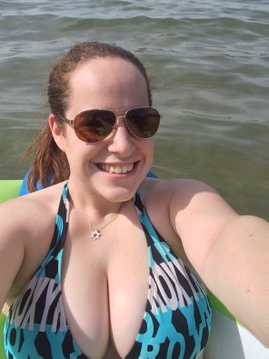 Gotta make sure she gets her huge boobs in the selfie