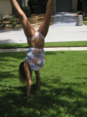 foto amatoriale Amateurs Amp Teen Public Handstands Gotta Love It