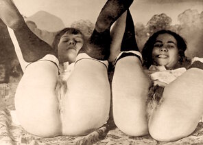 zdjęcie amatorskie early-duo-gash-legs up-stockings-c1900