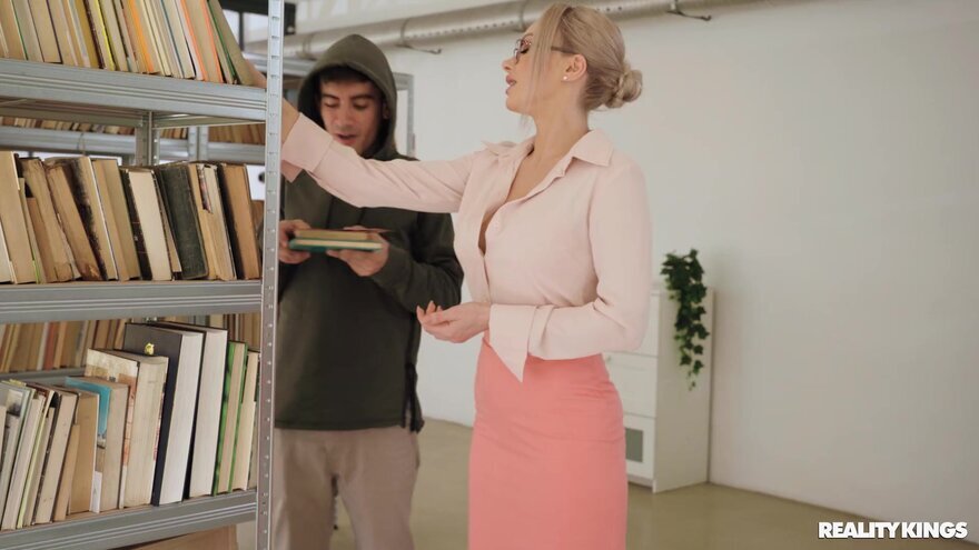 10407304-realitykings-karina-king-curator-helps-check-out-0010_880x660 (1) nude