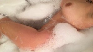 foto amatoriale Anyone [f]eeling like having sex in the bathtub? ðŸ’¦