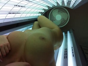 foto amatoriale Tanning her magnificent breasts