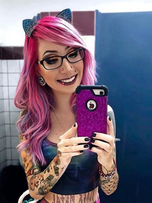 foto amateur Bathroom Selfie And Pink Hair