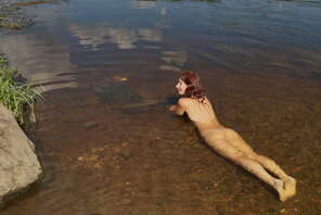 foto amadora Nude in River
