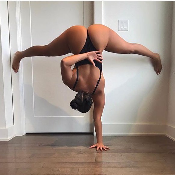 PictureHand Stand nude