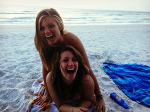 foto amateur Beach girls enjoying each other