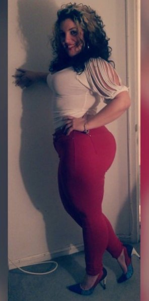 amateur pic Red pants that must be painted on