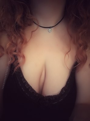 amateurfoto So[f]t curls and cleavage