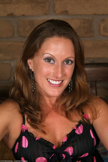 Gorgeous amateur Charlie shows off her big ass in pantyhose on her bed_0004