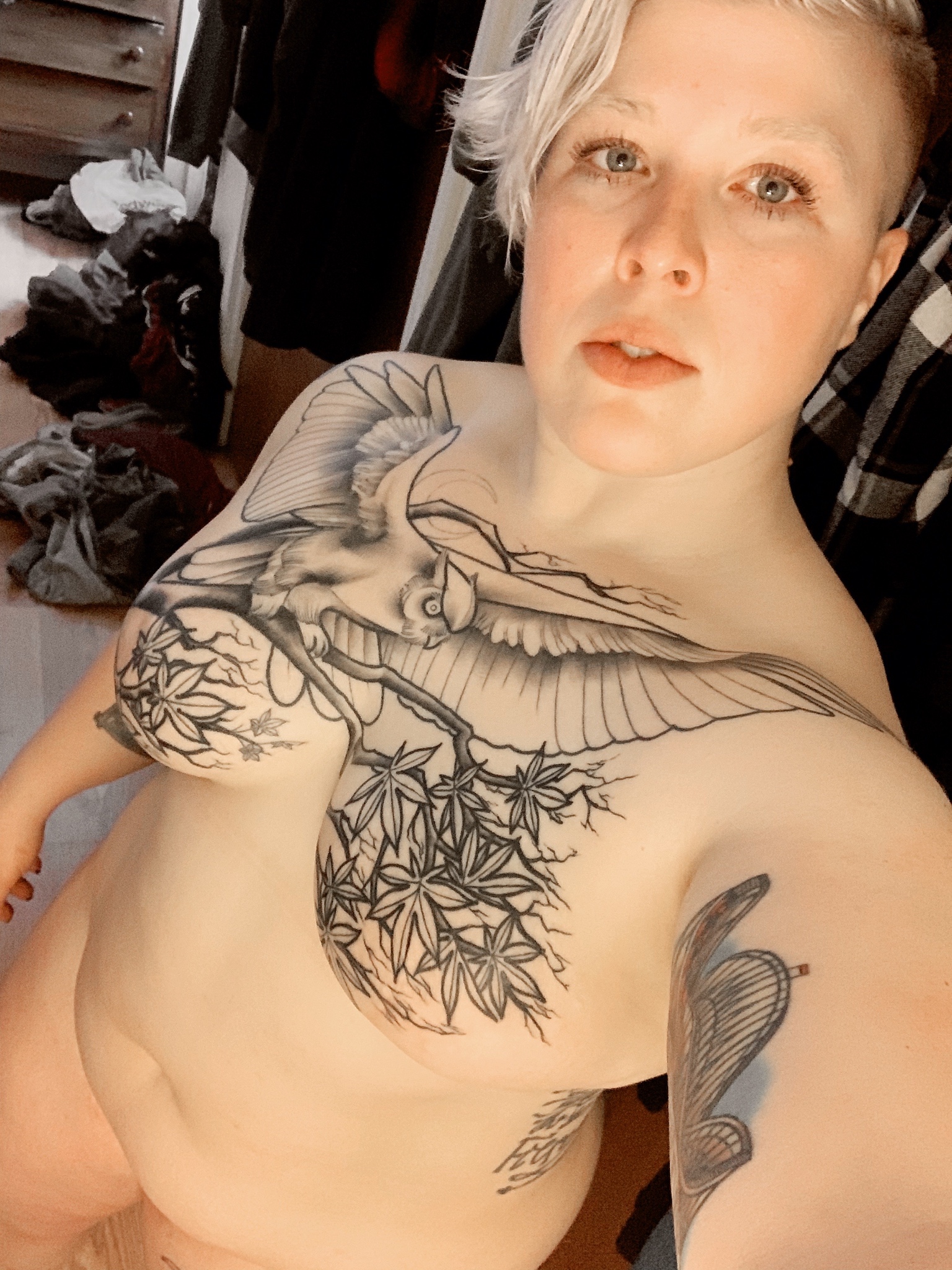 I Believe Iâ€™m Required To Have One Naked Messy Room Selfie Zdjęcie 