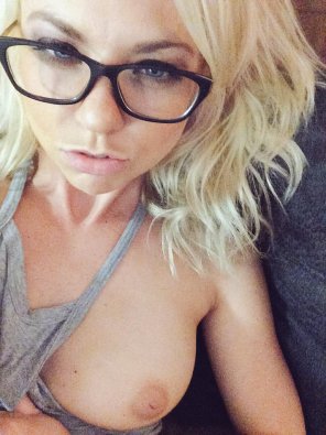 amateur-Foto Blonde Babe Pulling Tanktop To The Side