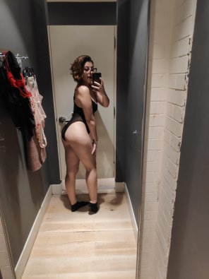 zdjęcie amatorskie [F][OC] having fun in the changing room. More in the comments