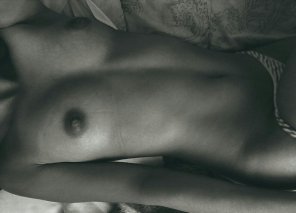 foto amatoriale [F] Lying in bed... More in the comments ;)