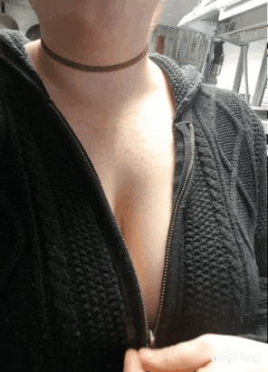 zdjęcie amatorskie My server is in the bathroom and my boss is out having his morning smoke. So of course I seize opportunity for a titty [f]lash down my line. Either of