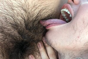 foto amatoriale Sister_Face_Hairy-122