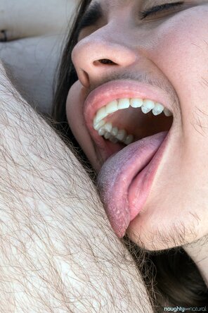 foto amatoriale Sister_Face_Hairy-139