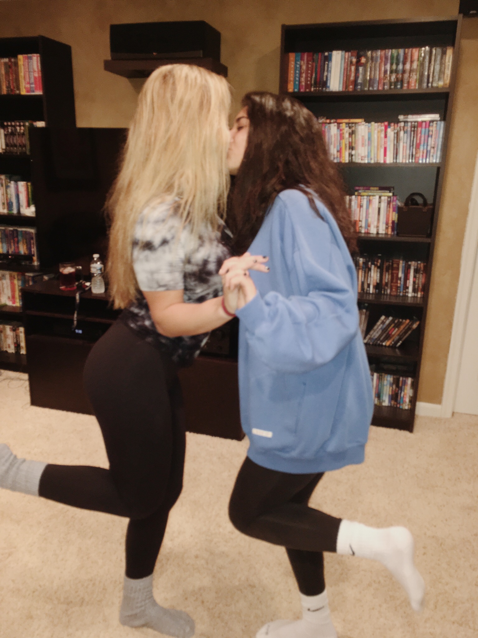 Nude College Lesbians Kissing - Teens Kissing Foto Porno - EPORNER