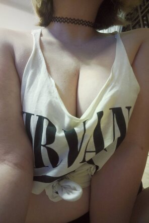 amateur pic Always loved the 90s grunge aesthetic. Also cleavage, o[f] course!