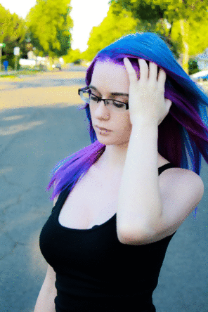foto amatoriale Running fingers through her Neon Hair